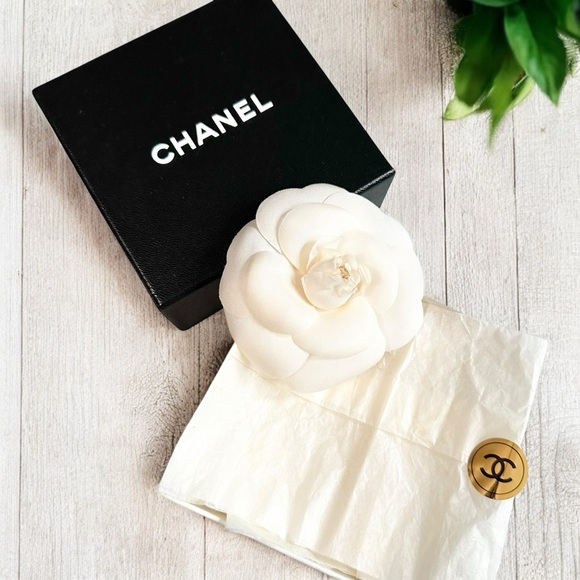 Authentic CHANEL White Camellia Flower Brooch Pin with Box & Tissue Paper - Picture 1 of 13